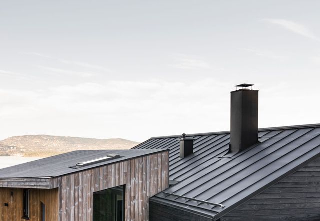 Sort tak på hus