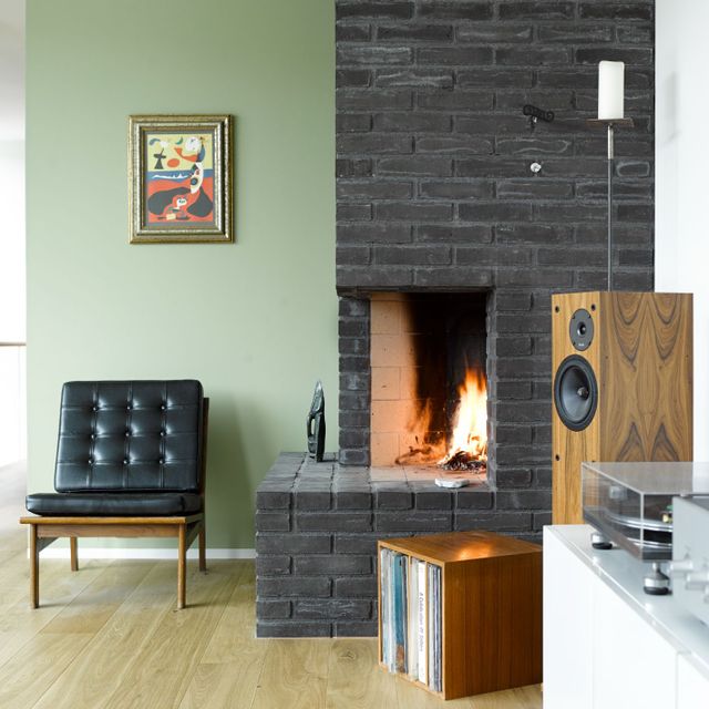 Stue med sort peisvegg