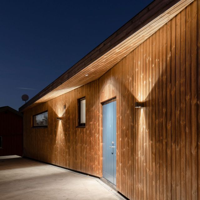 Fasade med utebelysning