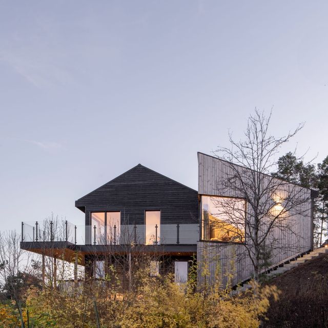 Hus på avstand med lys i vinduer