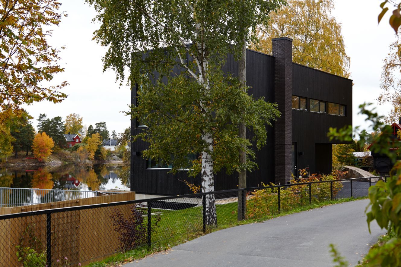 Sort moderne hus