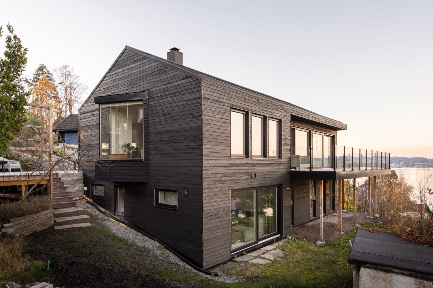 Arkitekttegnet bygg ved havet