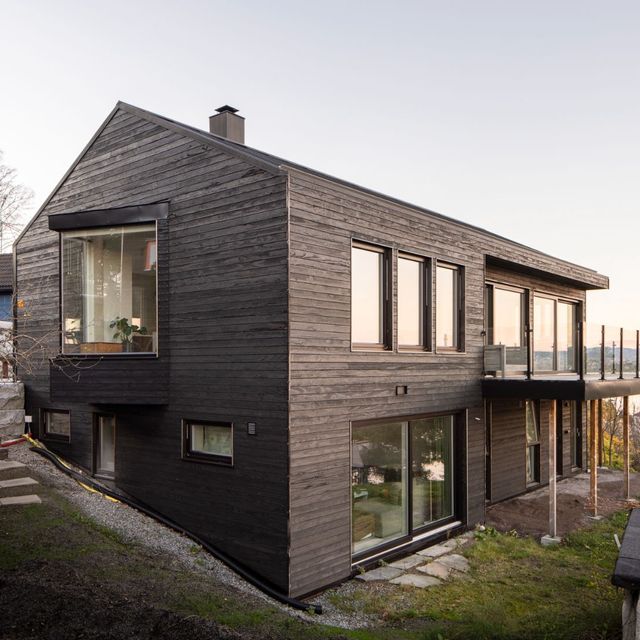 Arkitekttegnet bygg ved havet