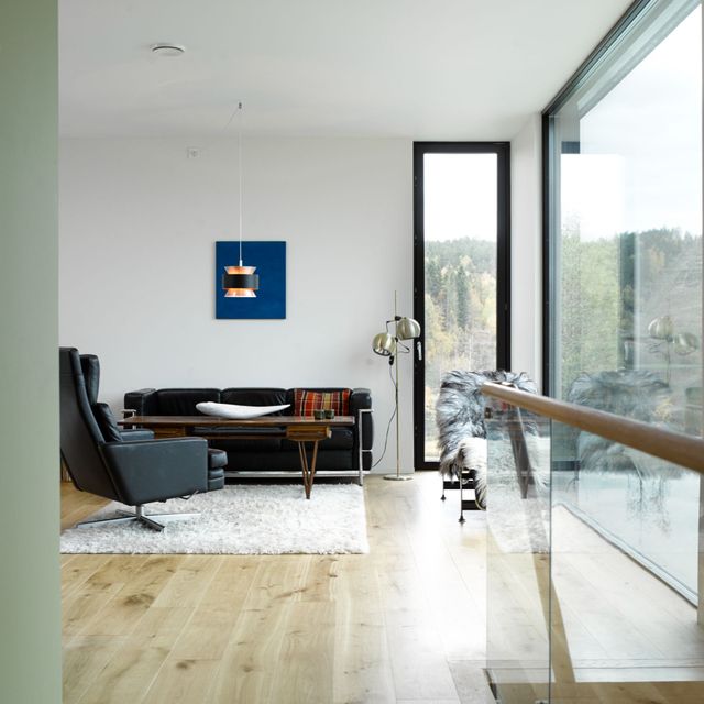 Lys stue med utsikt over vann