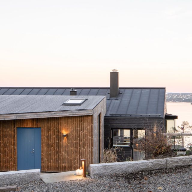 Bygg i mørkt treverk